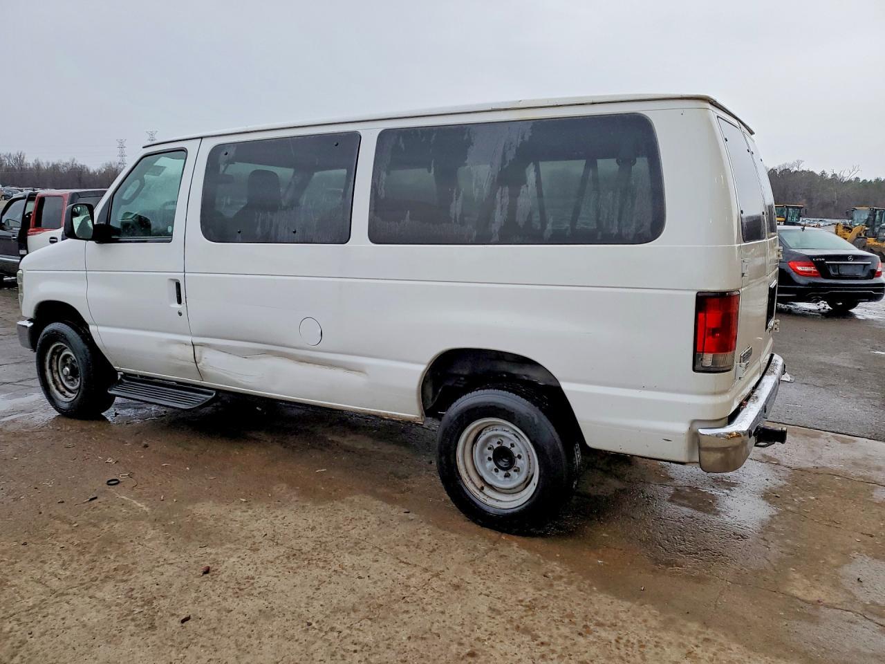 2014 Ford Econoline E350 Super Duty Wagon - Фото 2