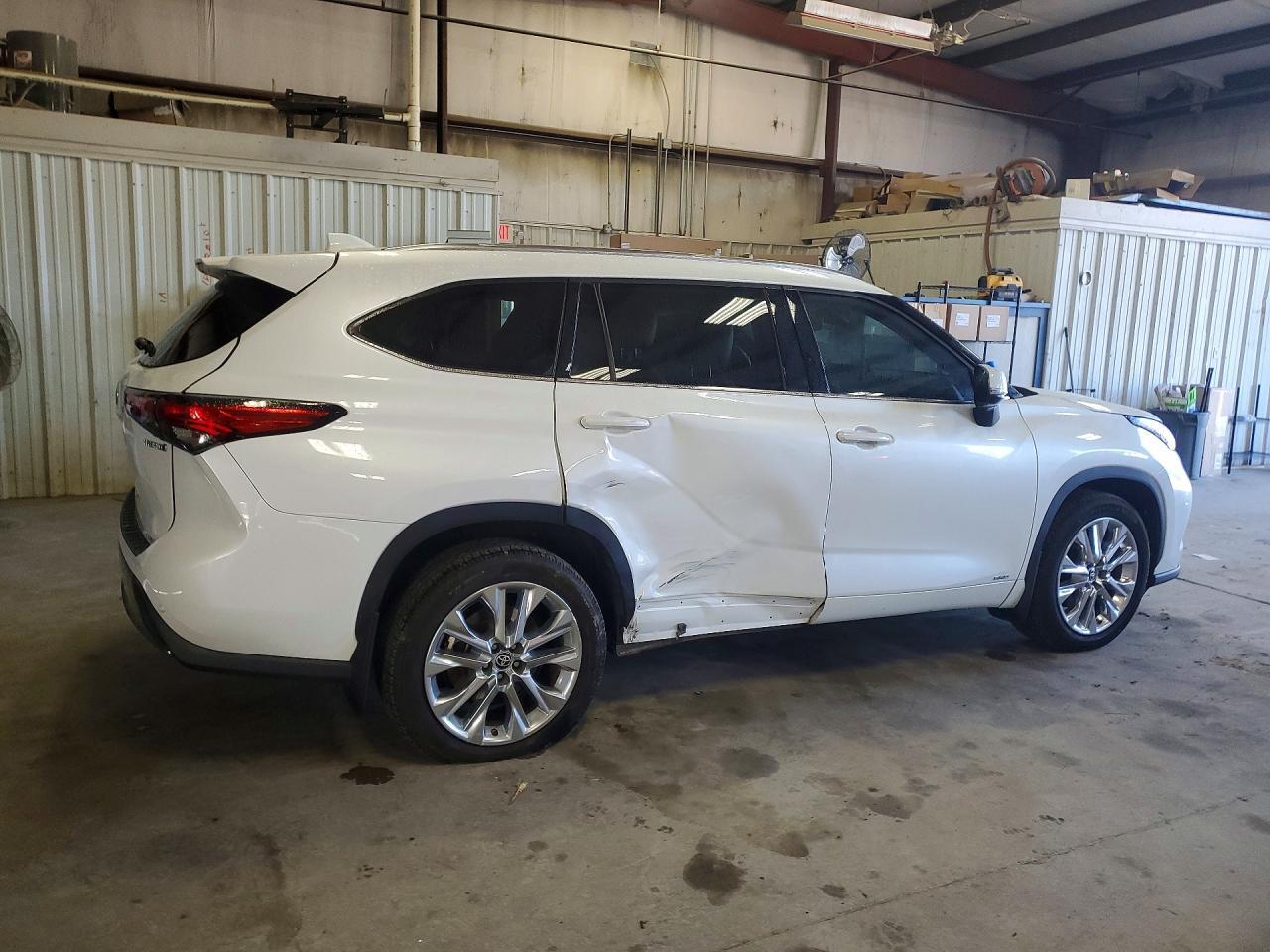 2022 Toyota Highlander Hybrid Limited - Image 3