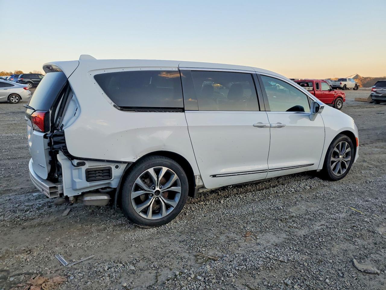 2017 Chrysler Pacifica Limited - Фото 3
