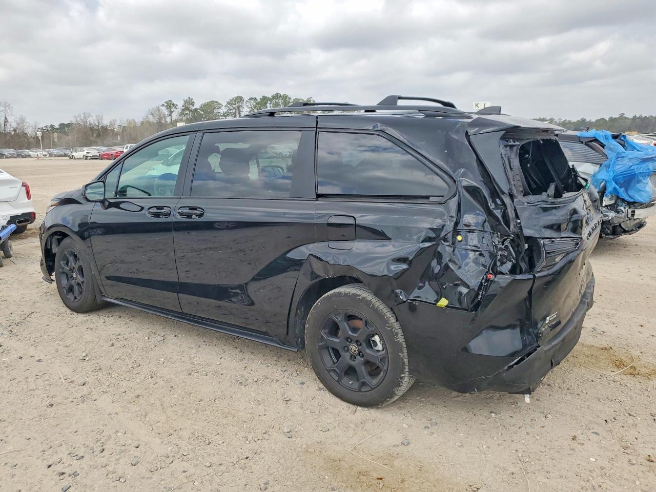 2025 Toyota Sienna Woodland Edition - Image 2
