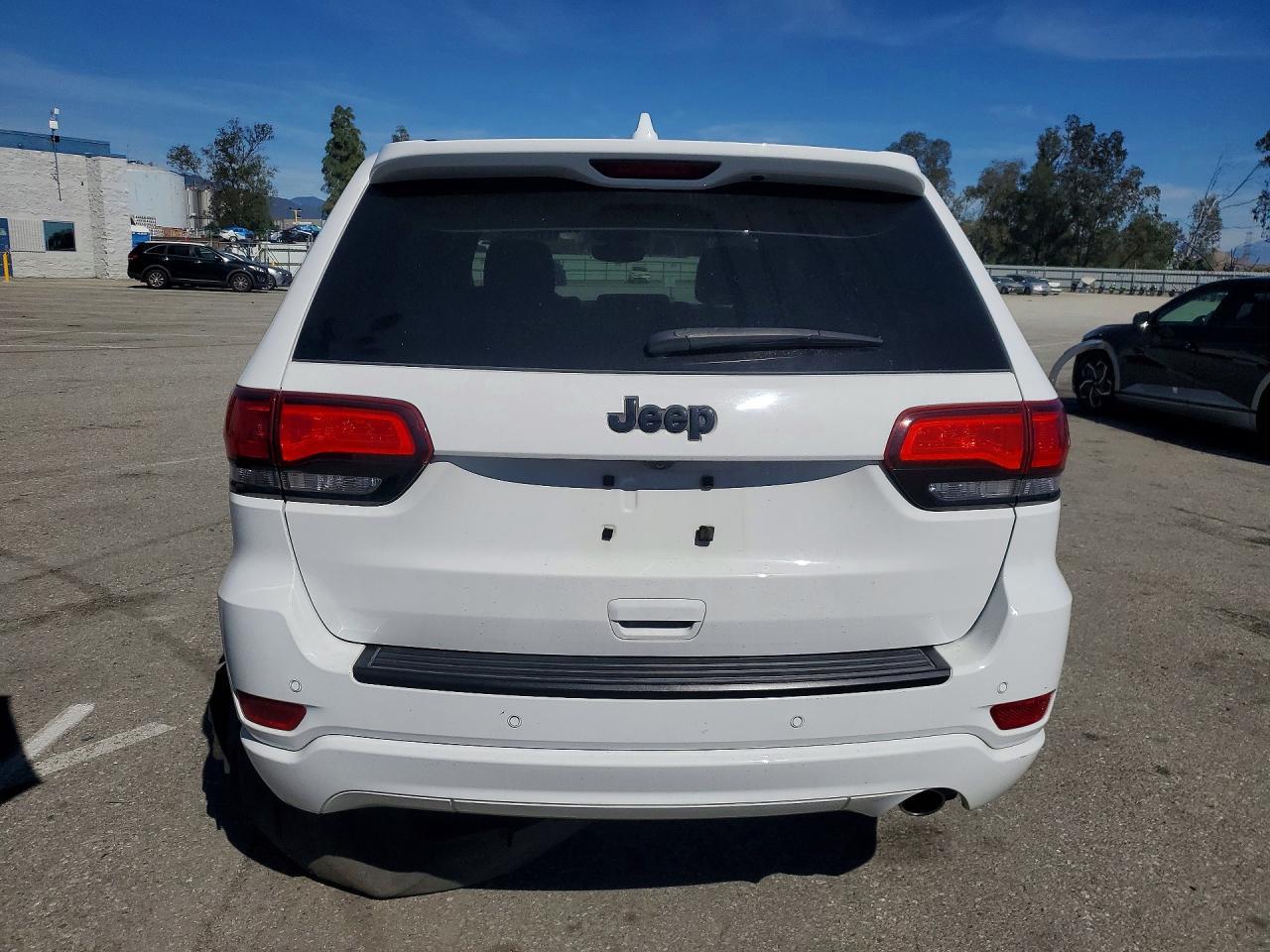 2018 Jeep Grand Cherokee Laredo - Image 6