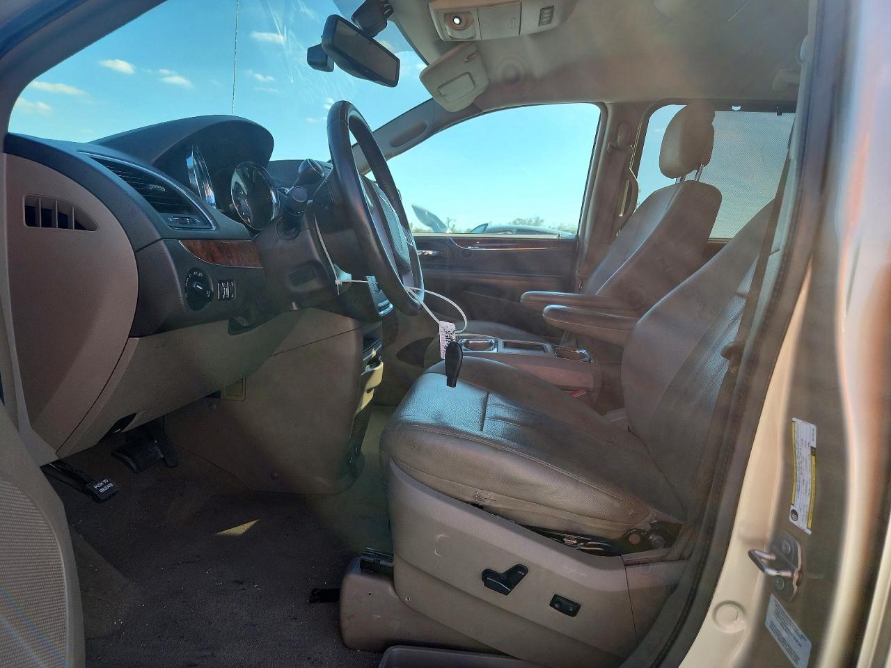 2016 Chrysler Town & Country Touring L - Image 7