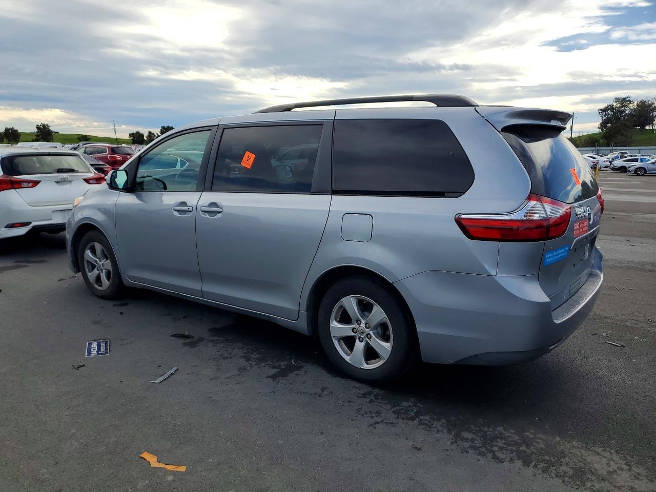 2015 Toyota Sienna Le - Фото 2