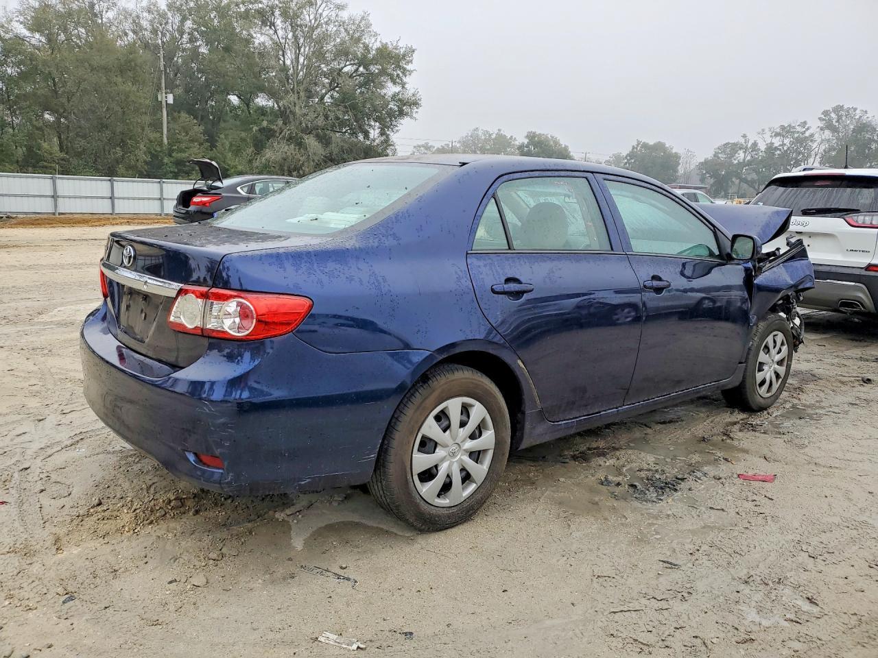 2013 Toyota Corolla Base - Фото 3