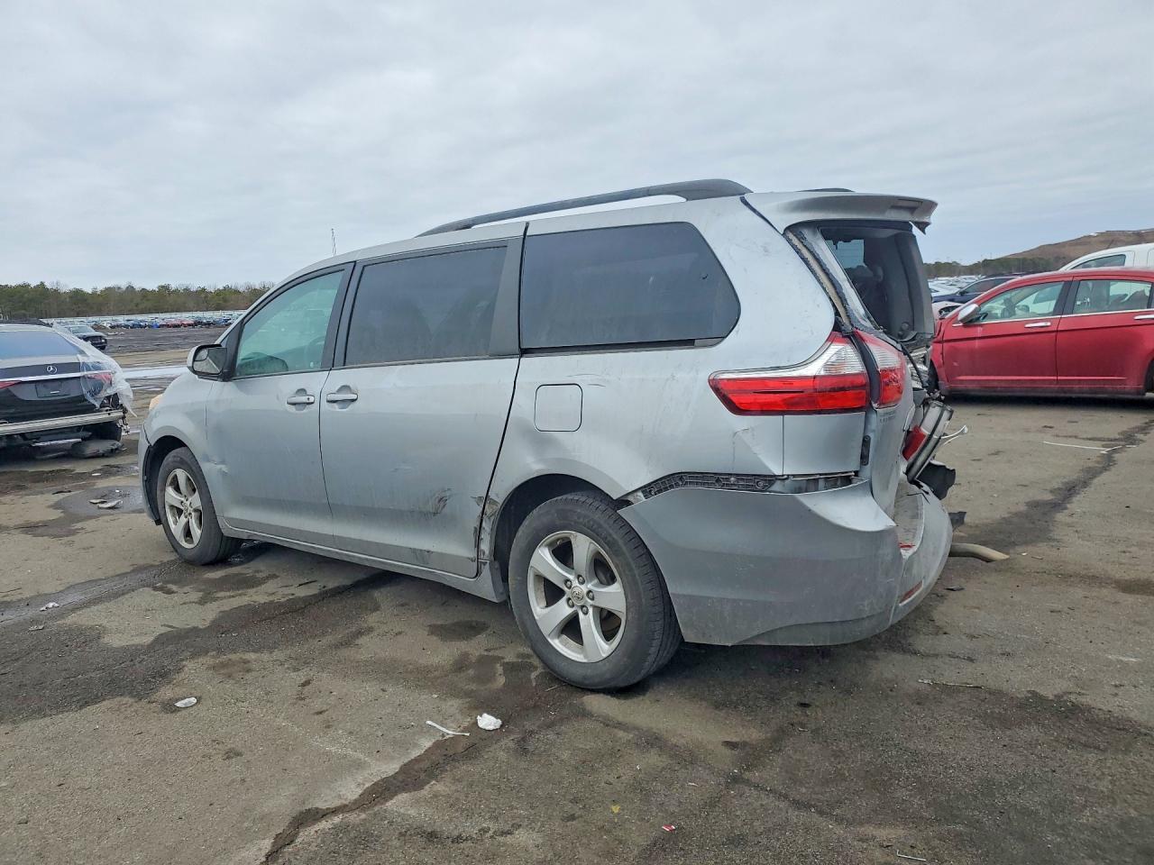 2017 Toyota Sienna Le - Фото 2