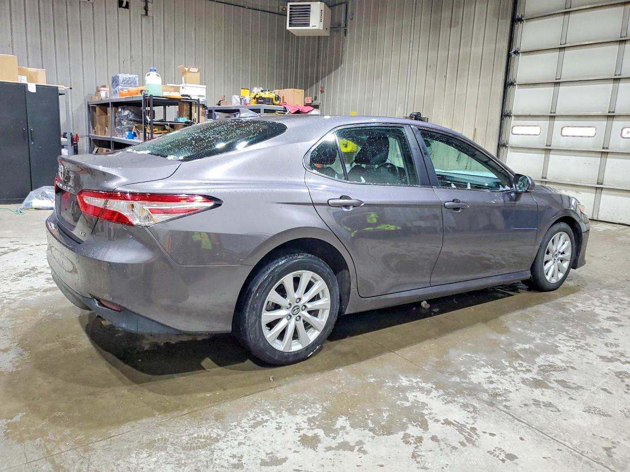 2019 Toyota Camry Le - Фото 3