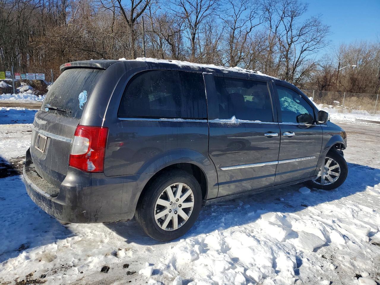 2016 Chrysler Town And C - Фото 3