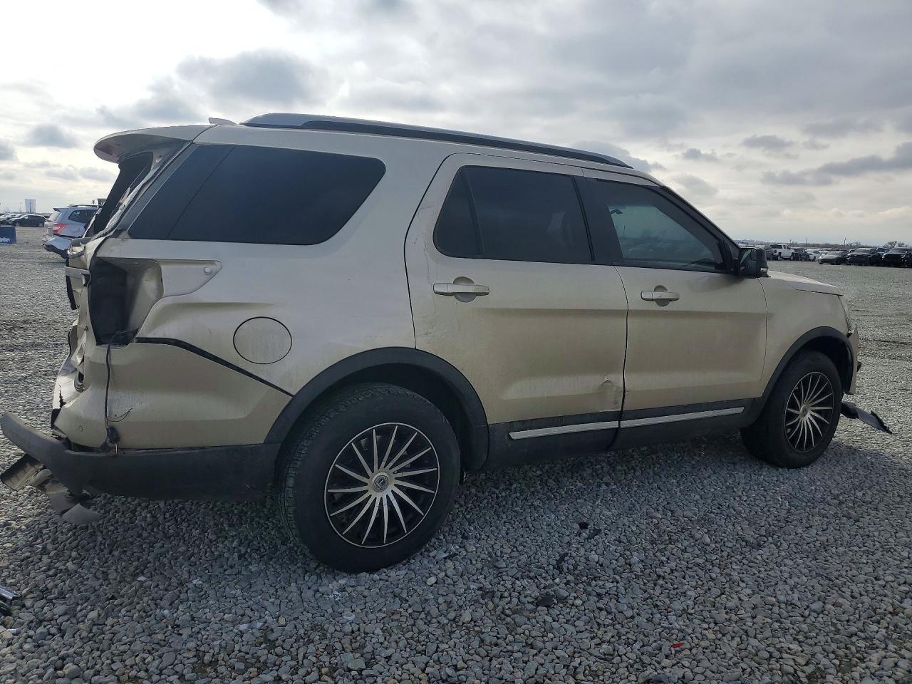 2017 Ford Explorer Xlt - Фото 3