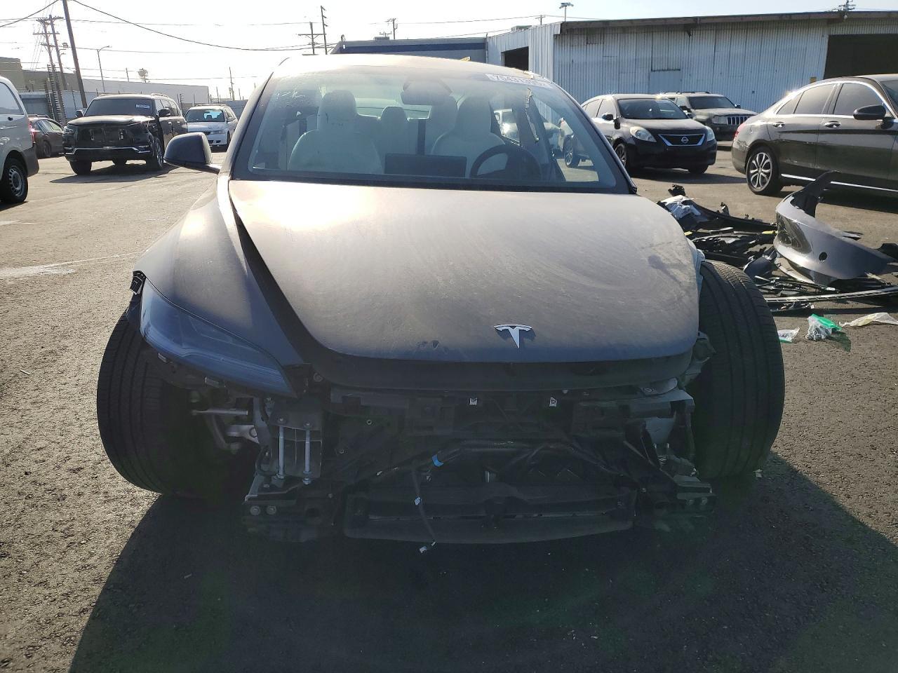 2025 Tesla Model 3 - Фото 5