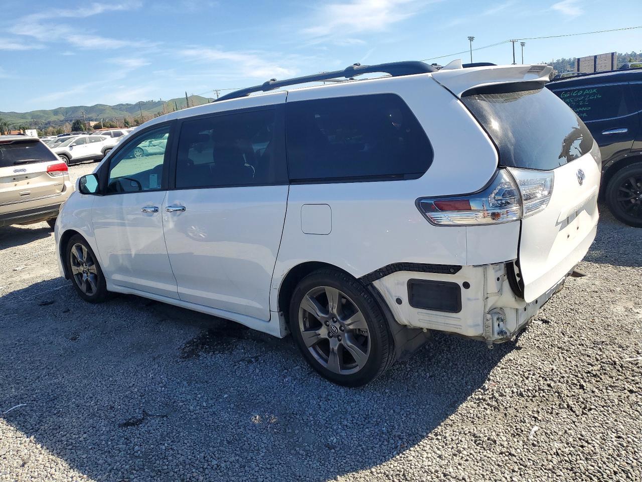 2019 Toyota Sienna Se - Фото 2