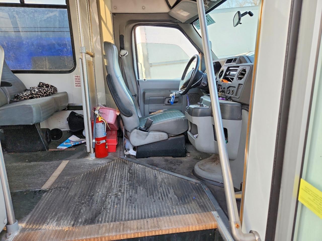 2009 Ford Econoline E350 Super Duty Cutaway Van - Image 5