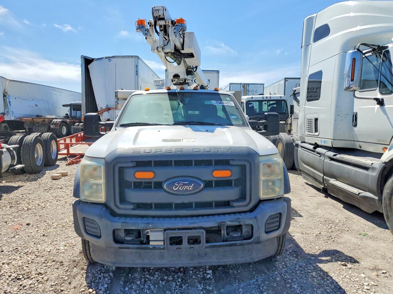 2015 Ford F450 Super Duty Bucket Truck - Image 5