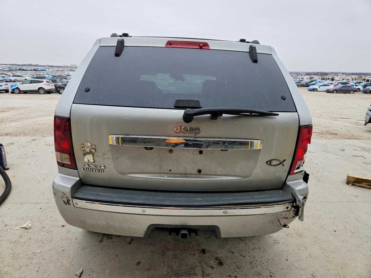 2010 Jeep Grand Cherokee Laredo - Image 6
