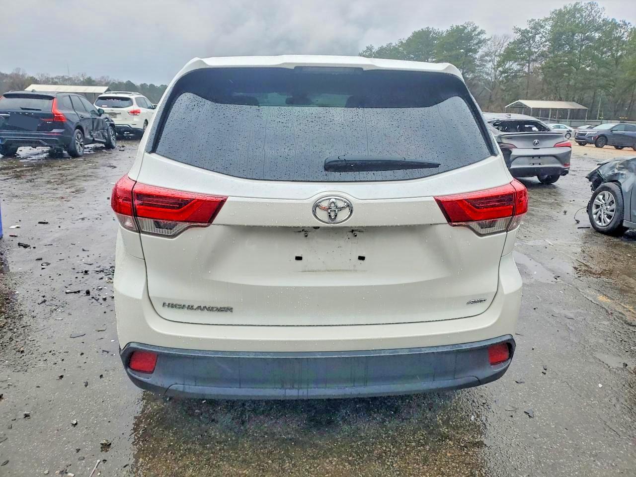2017 Toyota Highlander Le - Image 6
