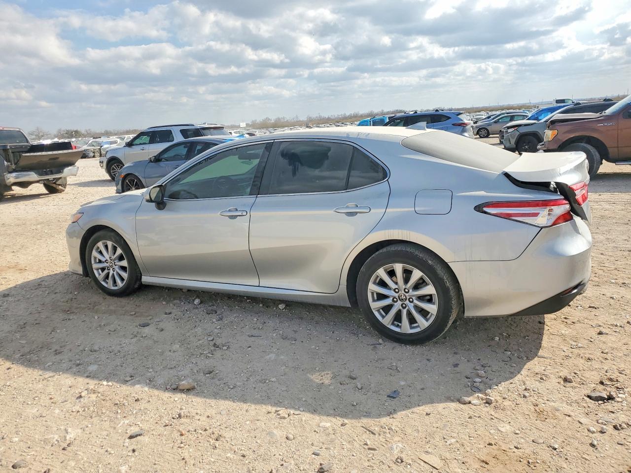 2020 Toyota Camry Le - Фото 2