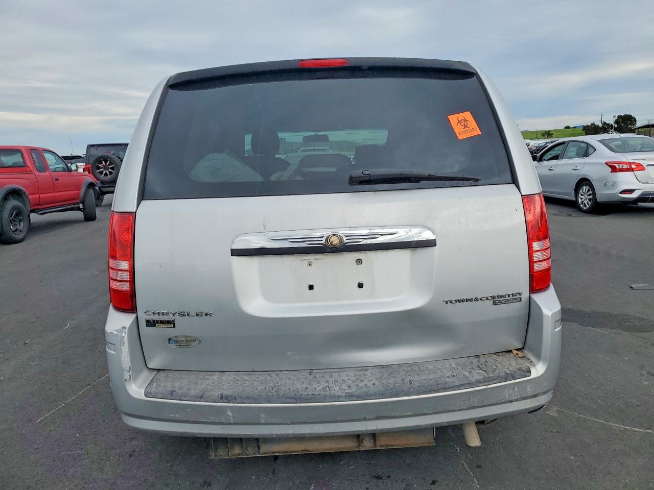2010 Chrysler Town & Cnt - Image 6