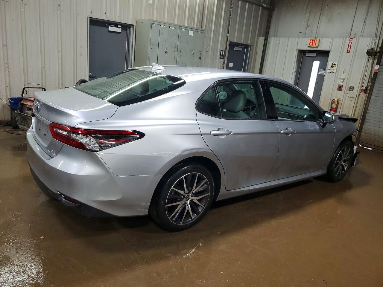 2022 Toyota Camry Xle - Image 3