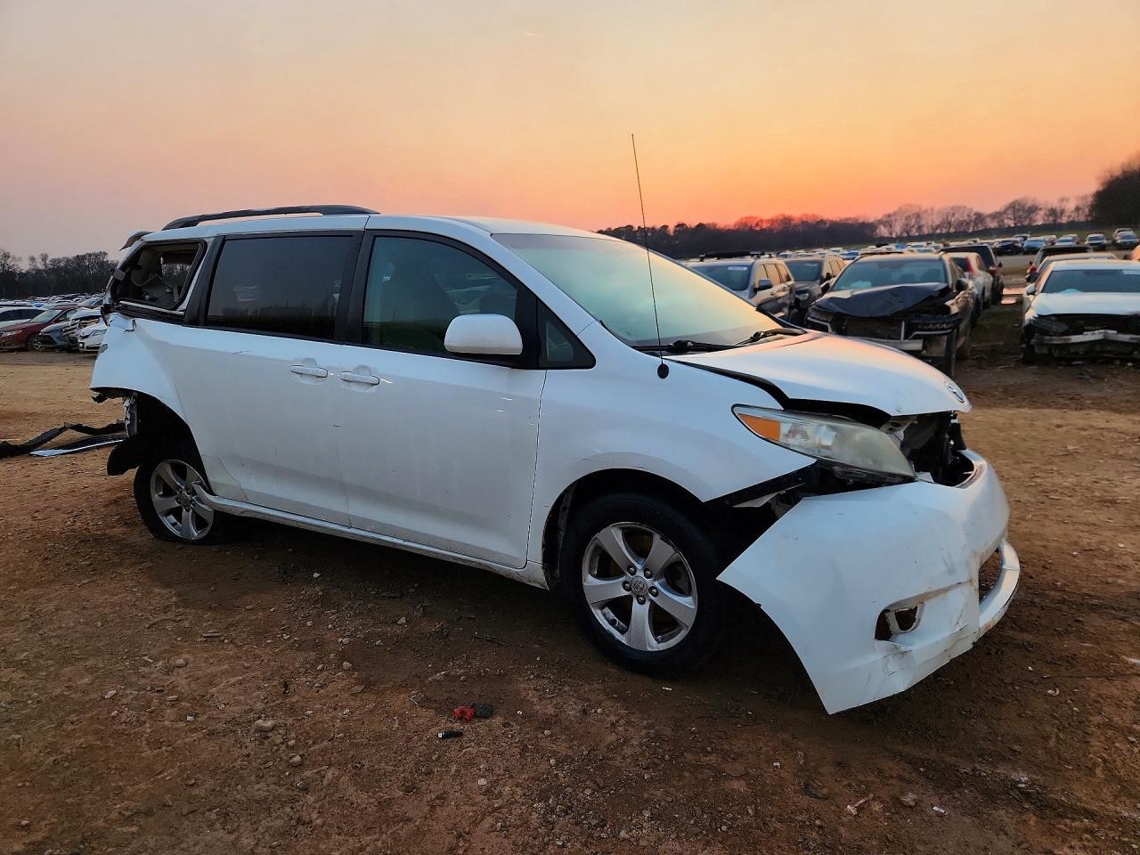 2011 Toyota Sienna Le - Image 4
