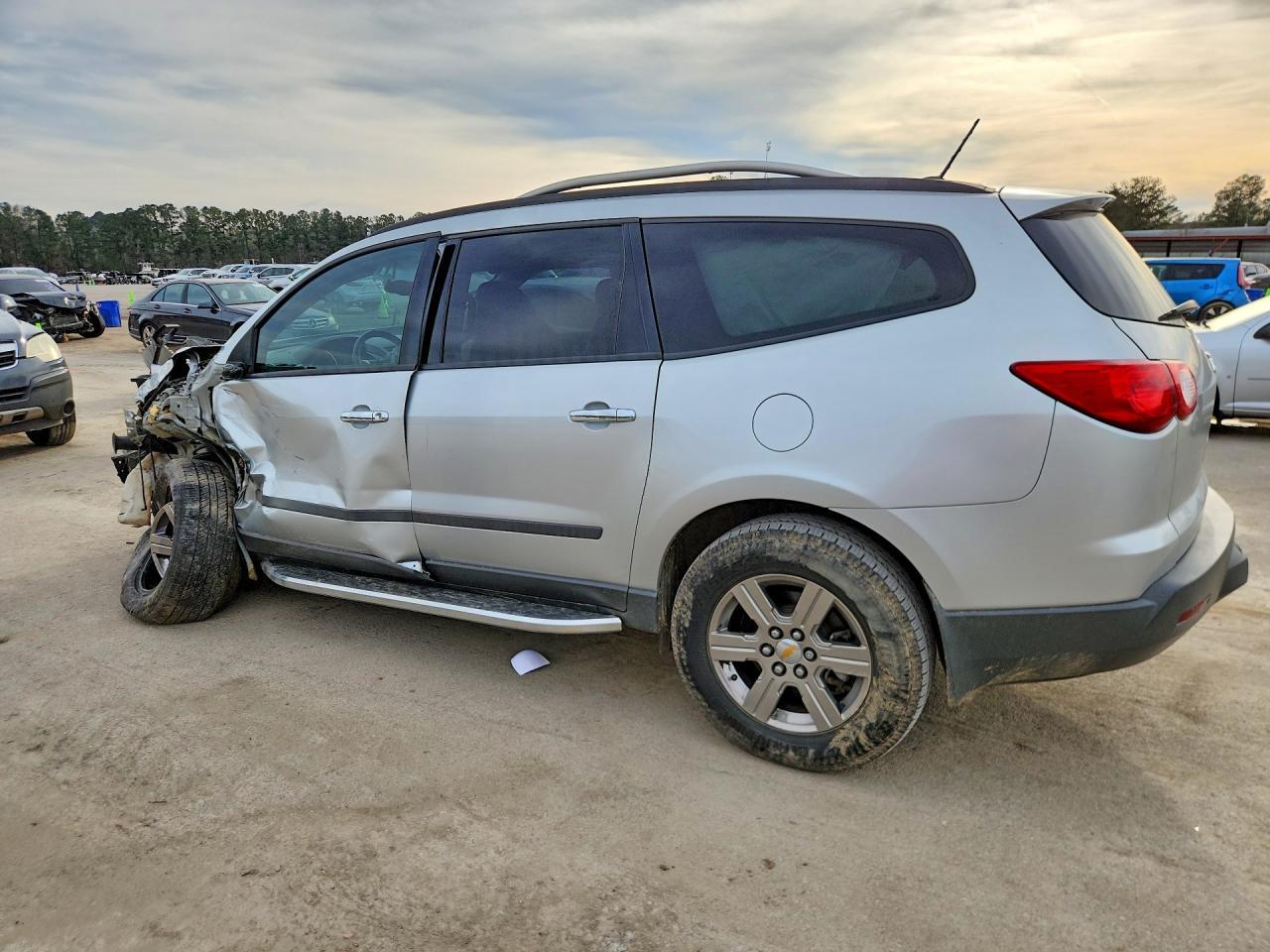 2011 Chevrolet Traverse Ls - Фото 2