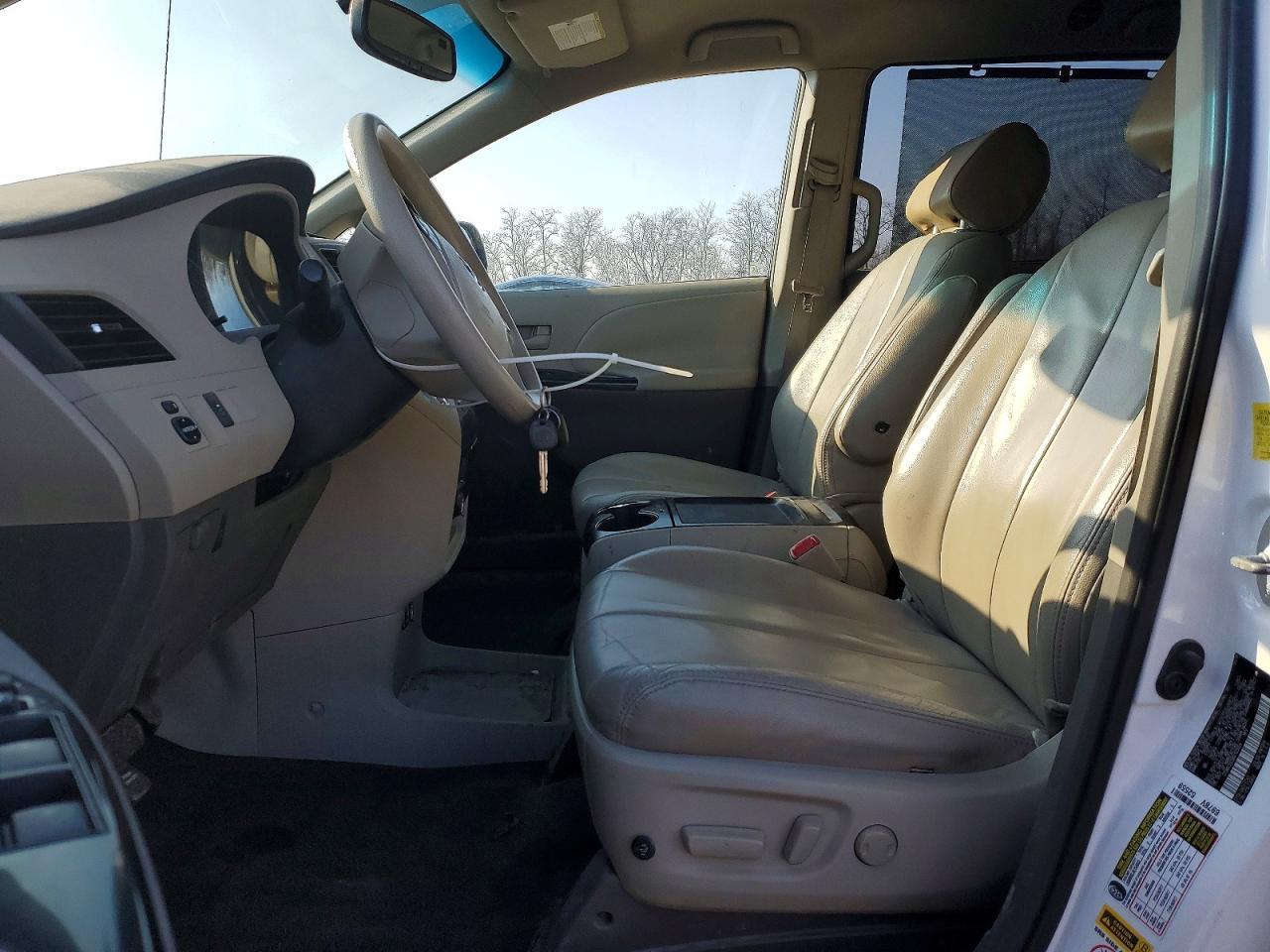 2011 Toyota Sienna Le - Image 7