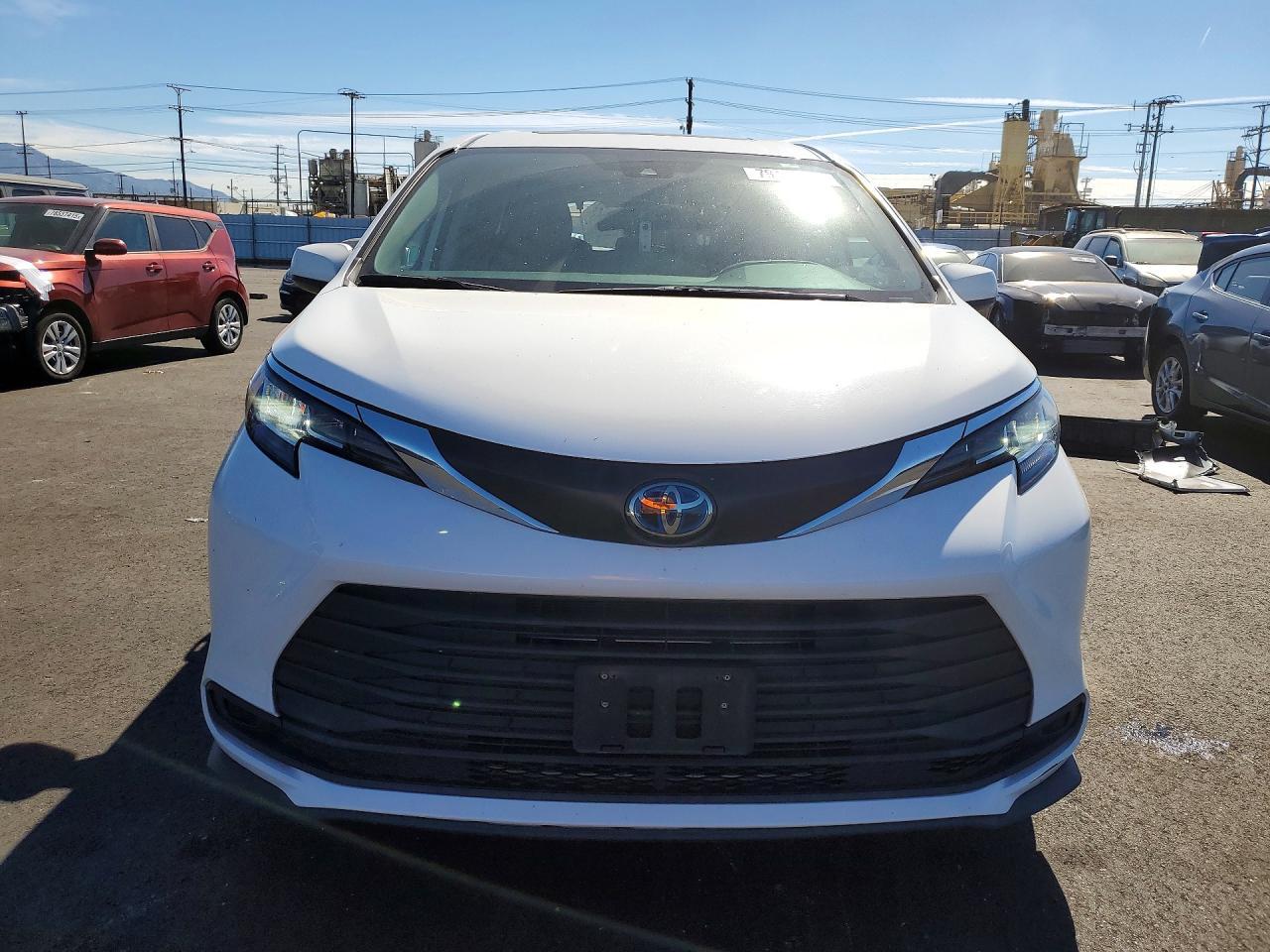 2023 Toyota Sienna Le 8-Passenger - Image 5