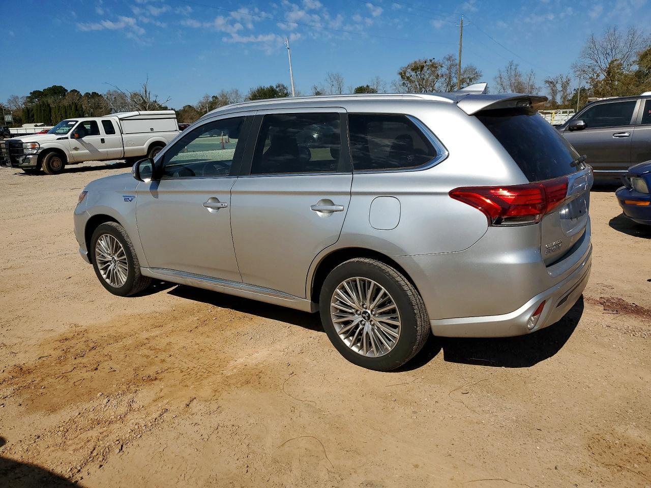 2021 Mitsubishi Outlander Fe - Image 2