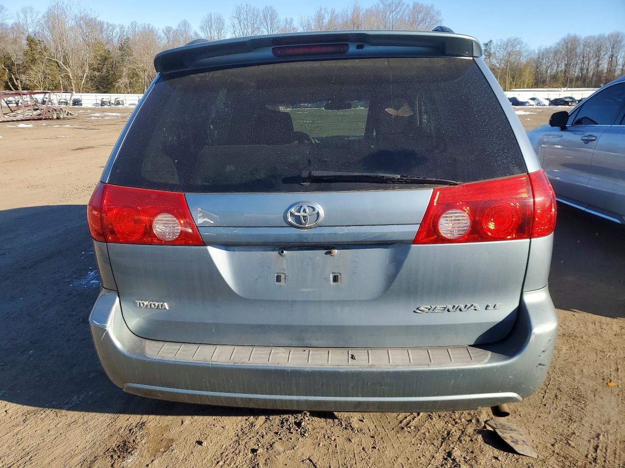 2010 Toyota Sienna Le 7-Passenger - Фото 6