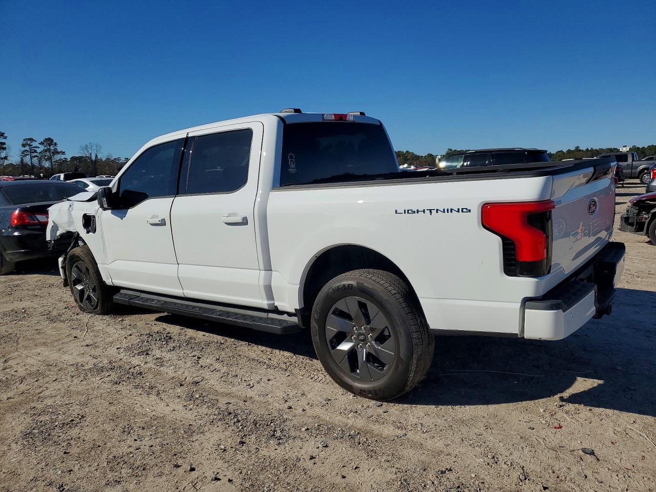 2025 Ford F150 Lightning Xlt - Фото 2