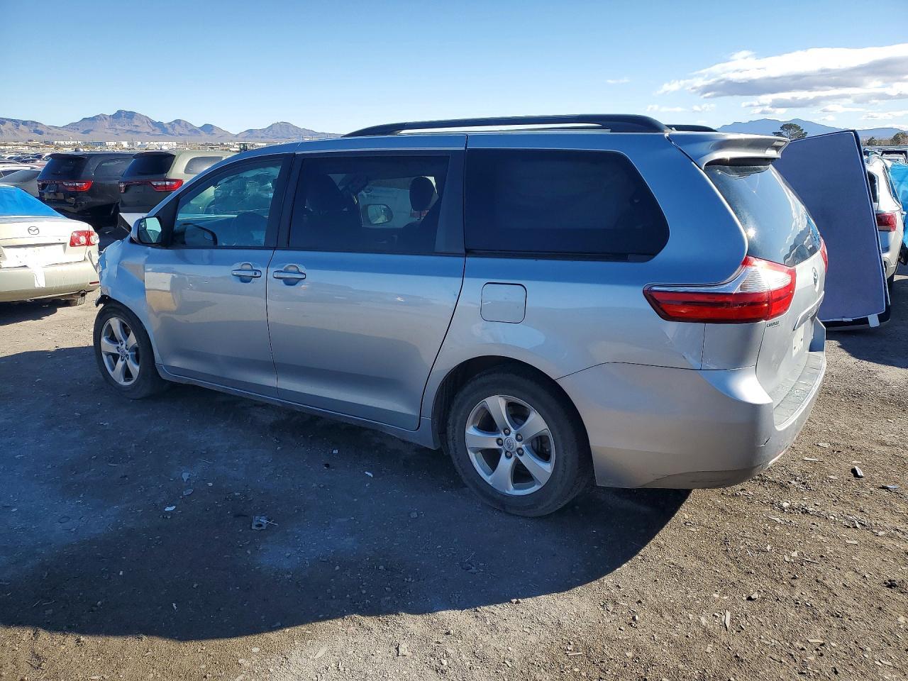 2015 Toyota Sienna Le - Image 2