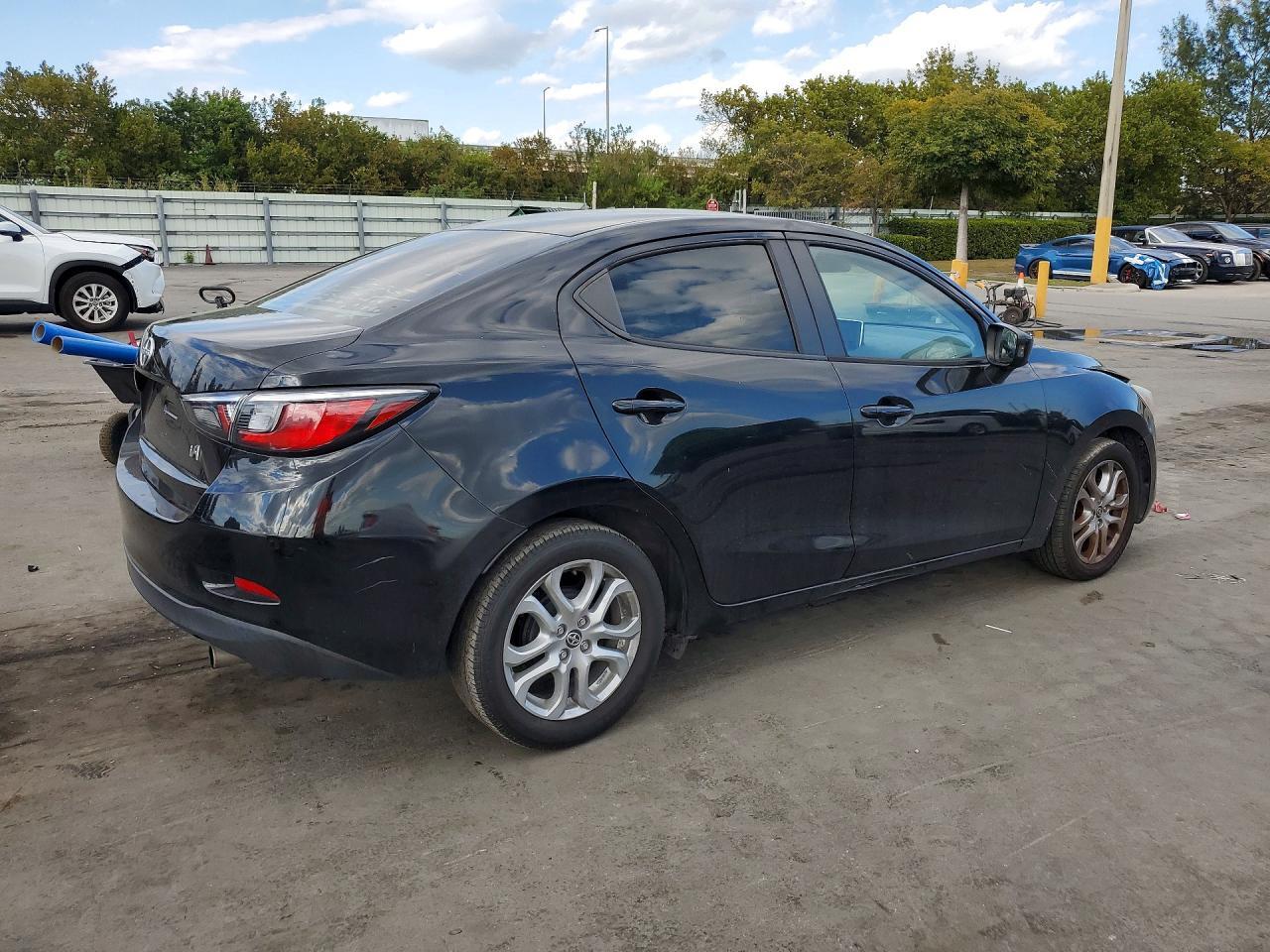 2016 Toyota Scion Ia - Фото 3