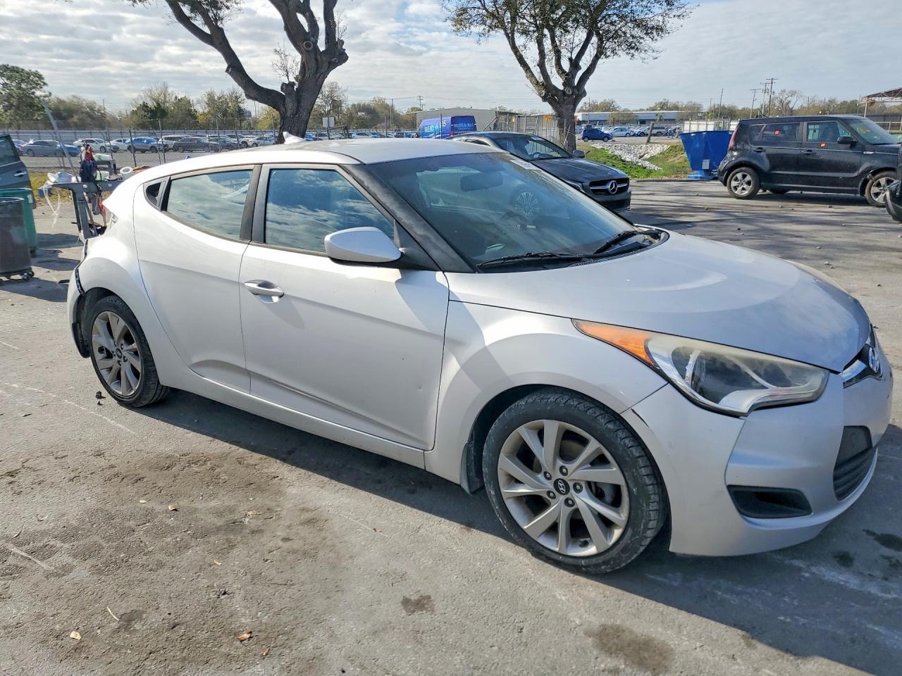 2016 Hyundai Veloster Base - Image 4