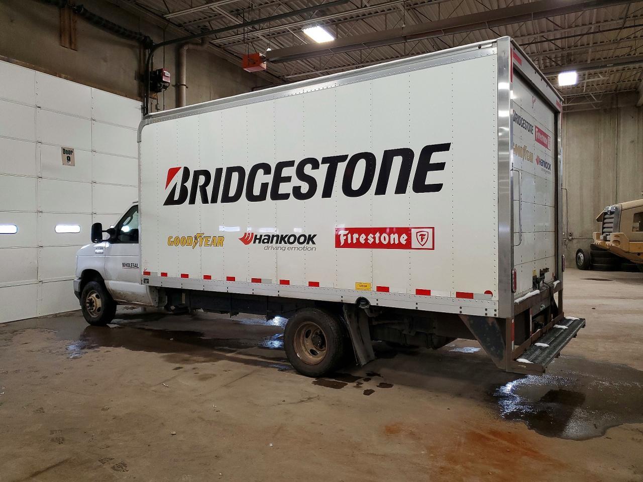 2022 Ford Econoline E450 Super Duty Cutaway Van - Image 2