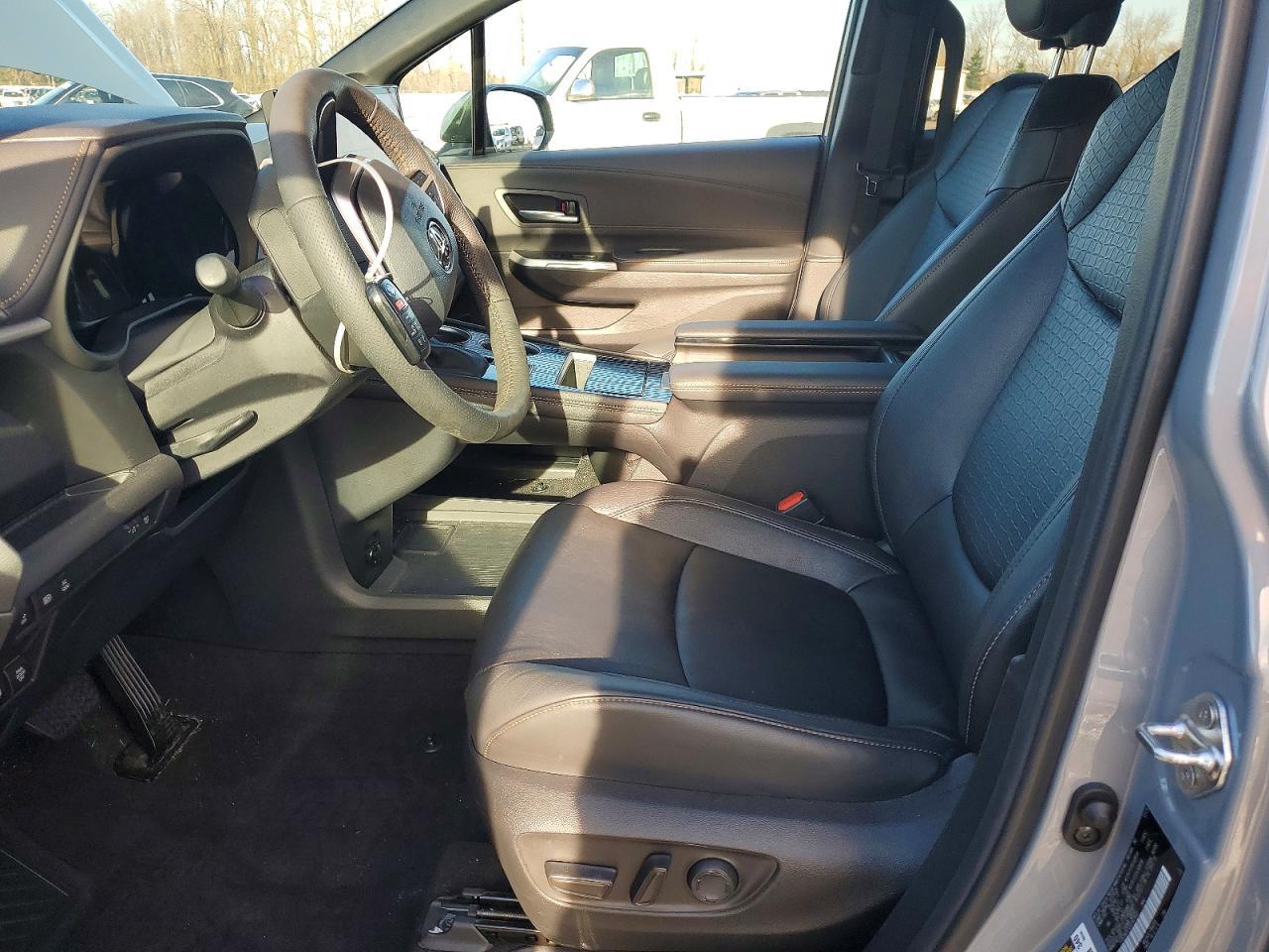 2025 Toyota Sienna Woodland Edition - Фото 7