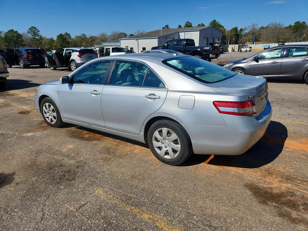 2011 Toyota Camry Le - Фото 2