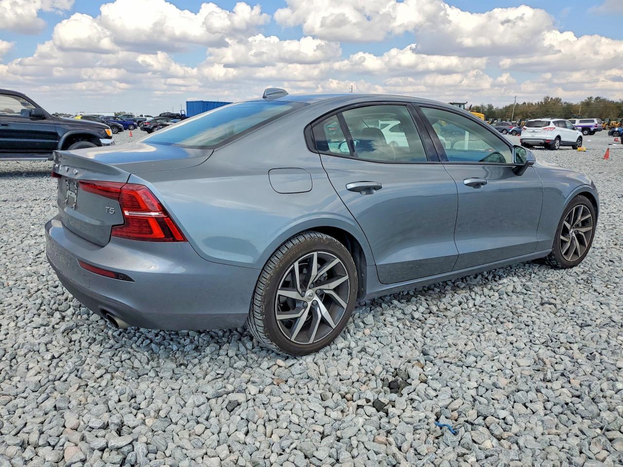 2020 Volvo S60 T5 Momentum - Фото 3