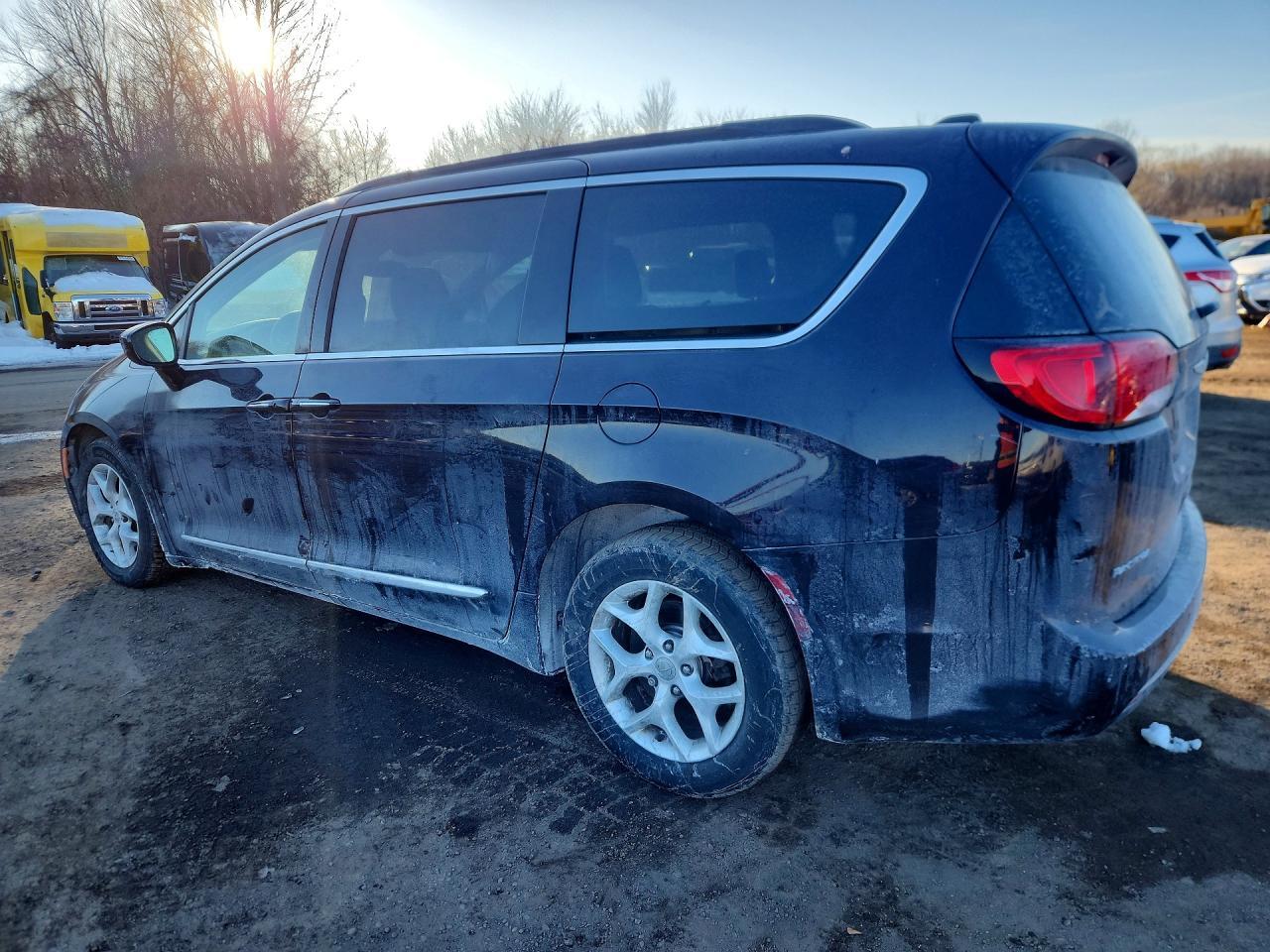 2017 Chrysler Pacifica Touring L - Фото 2