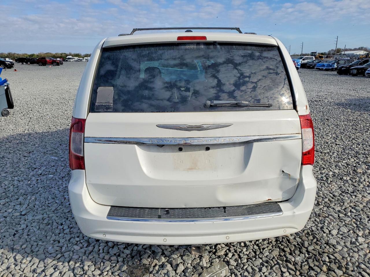 2014 Chrysler Town & Country Touring L - Image 6