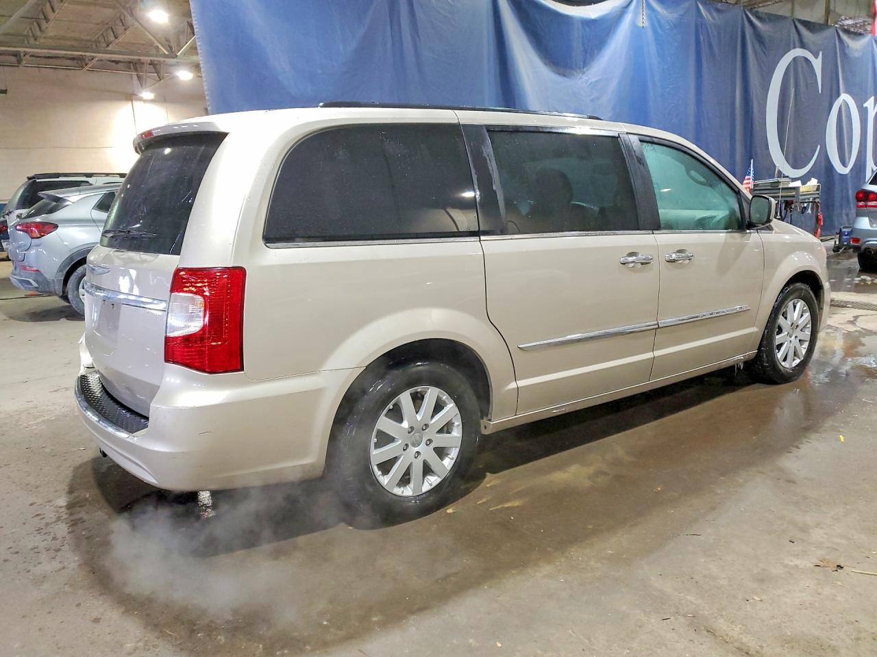 2014 Chrysler Town & Country Touring - Фото 3