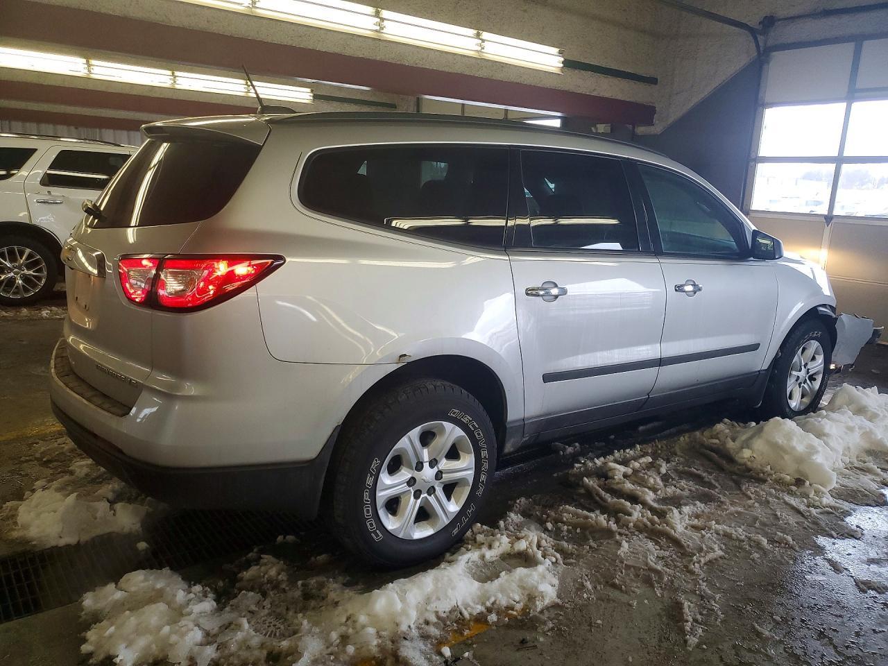 2016 Chevrolet Traverse Ls - Фото 3