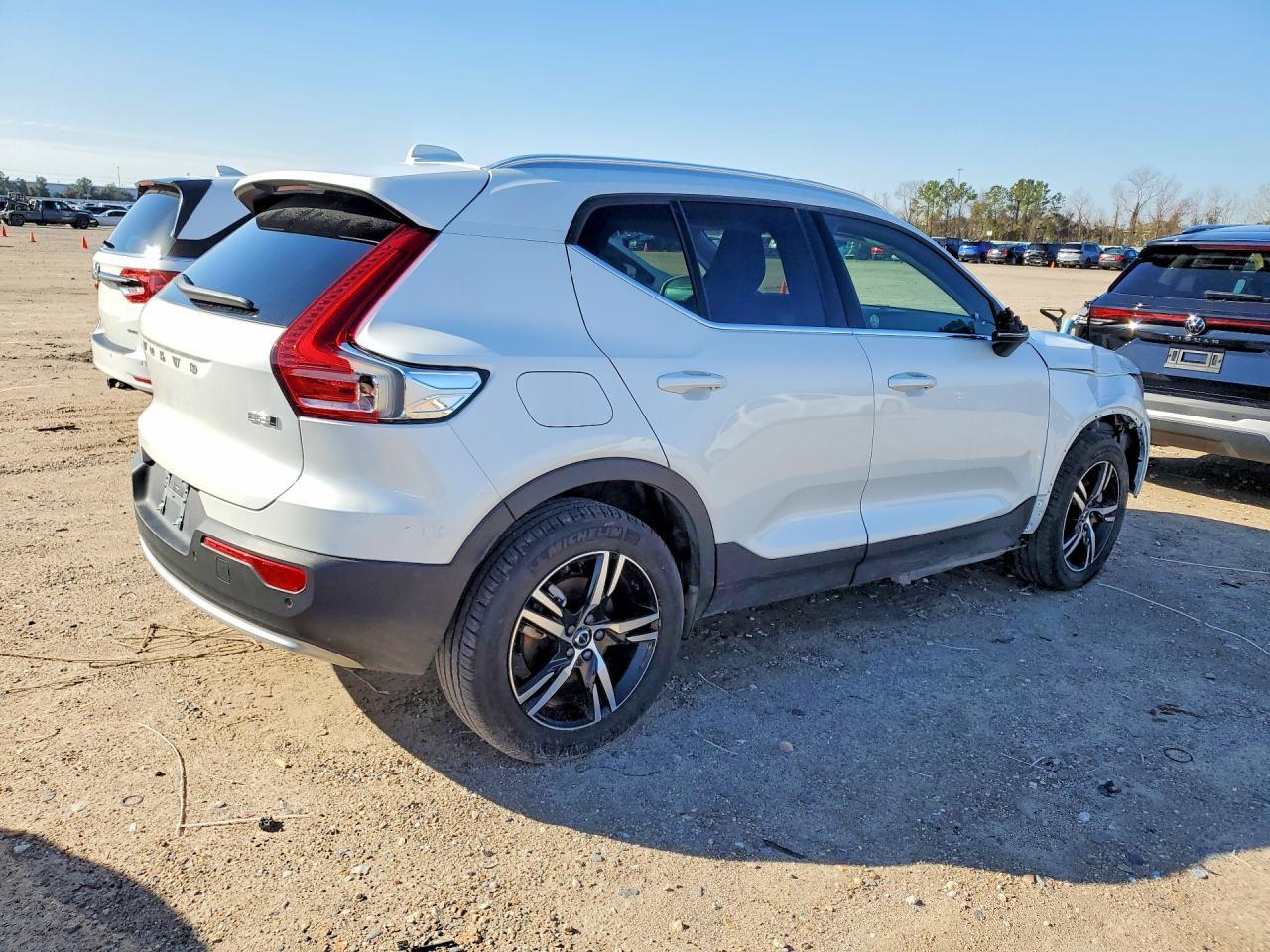 2025 Volvo Xc40 Core - Фото 3