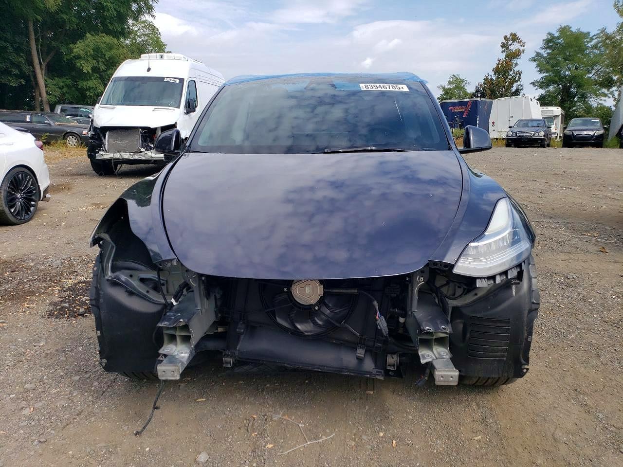 2025 Tesla Model Y - Фото 5