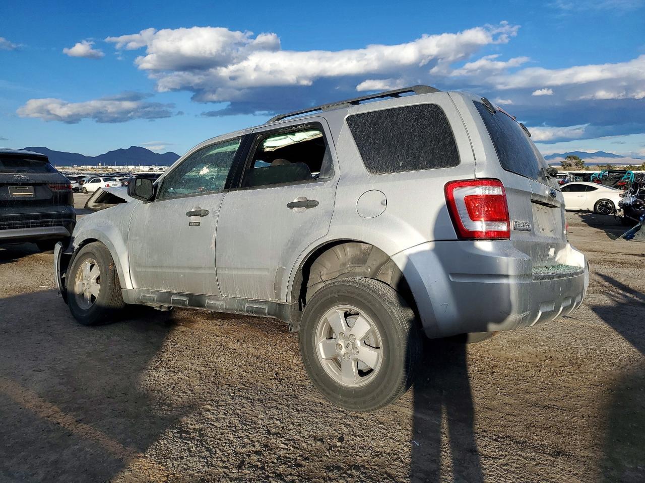 2011 Ford Escape Xlt - Image 2