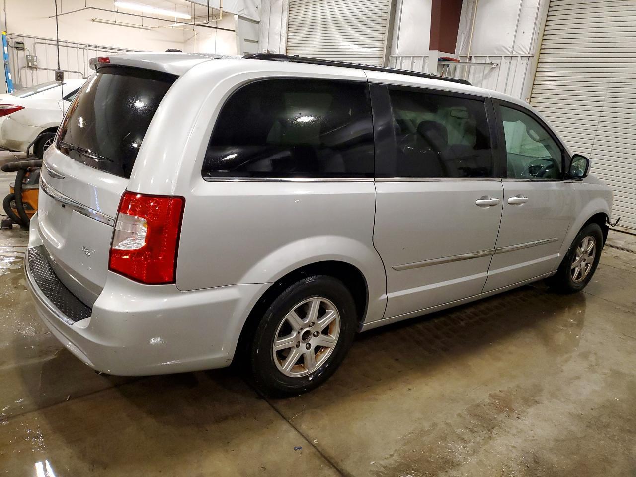 2012 Chrysler Town & Country Touring - Фото 3