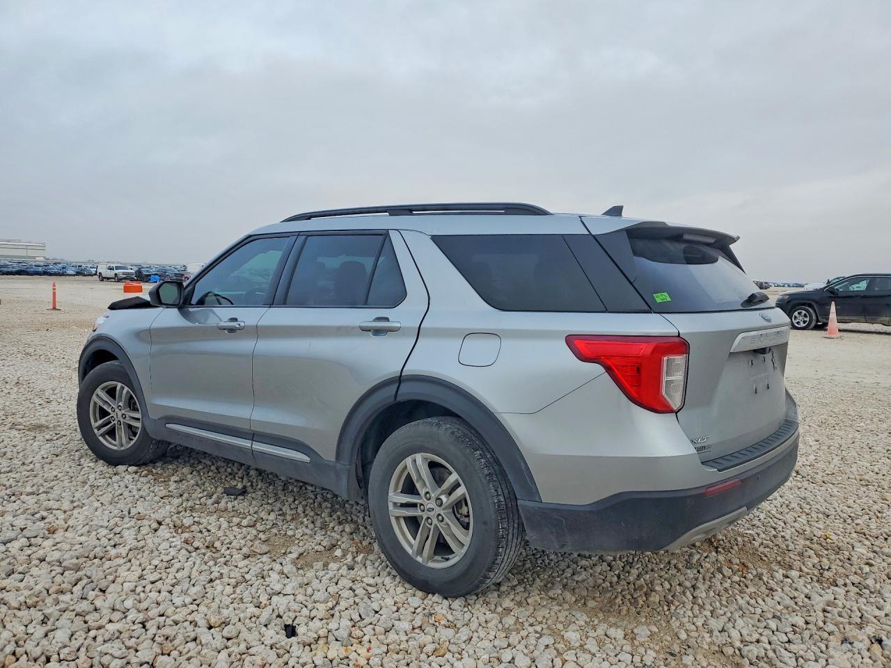 2023 Ford Explorer X - Image 2