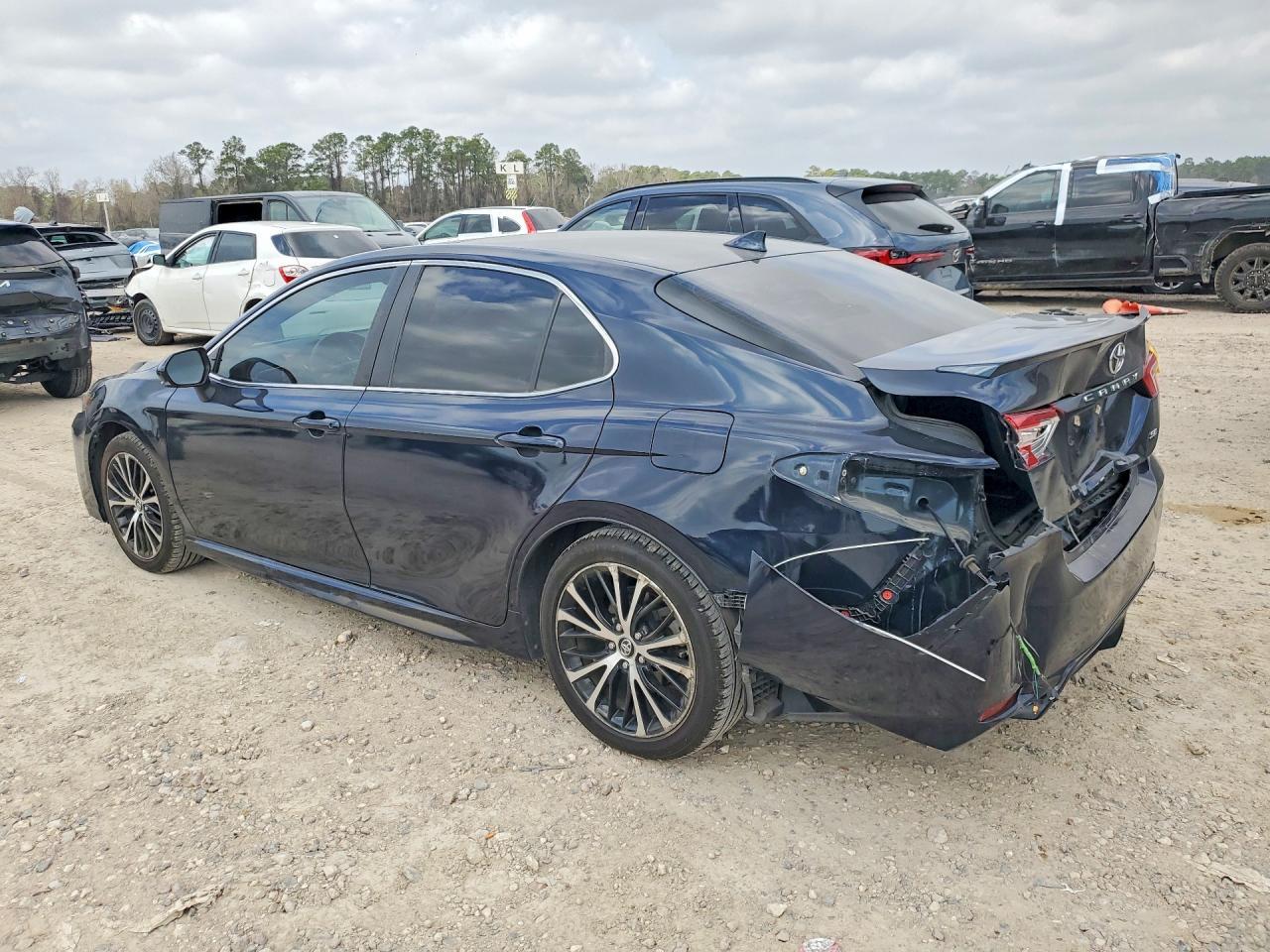2019 Toyota Camry Se - Фото 2