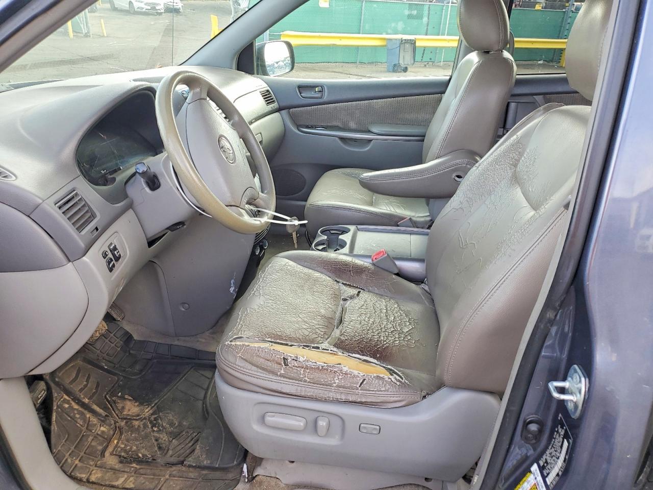 2010 Toyota Sienna - Image 7