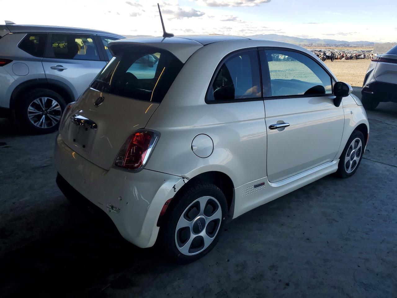 2015 Fiat 500 Electric - Image 3