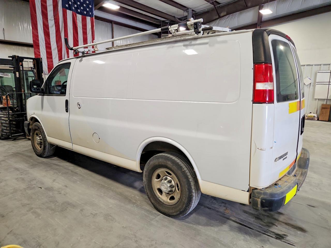 2015 Chevrolet Express G2500 Utility / Service Van - Фото 2