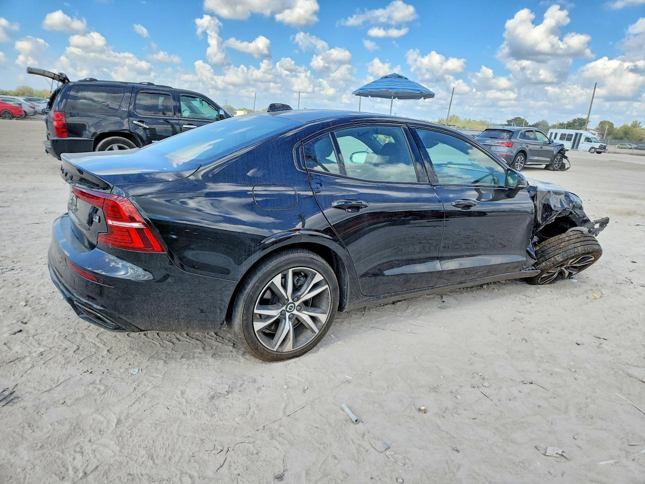 2022 Volvo S60 T8 Recharge R-Design - Image 3