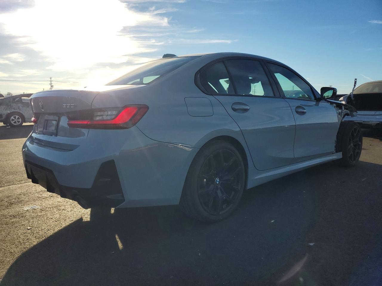 2025 BMW 330I - Фото 3